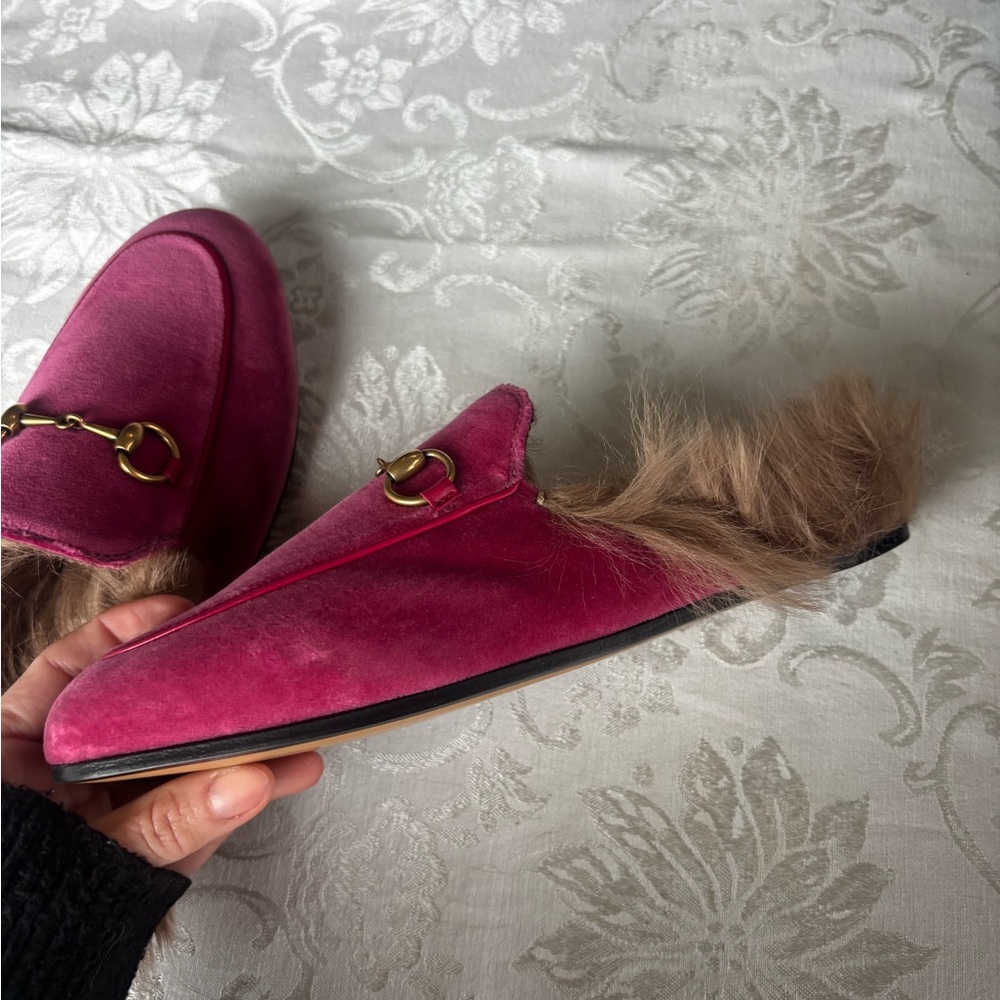 Gucci Fuchsia Princetown Velvet Loafers with Fur Trim - Picture 7 of 8
